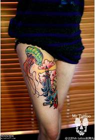 Tatuagem de farol de água-viva pintada na coxa