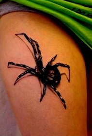 El tatuaje de araña venenosa en el hermoso muslo
