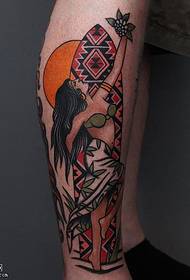 Tribal vrouw tattoo patroon geschilderd op kalf