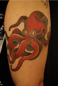Padrão de tatuagem de polvo vermelho na coxa