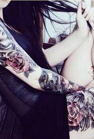 vrouwelijke persoonlijkheid bloem arm bloem tattoo figuur