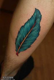 pierna hermosa pluma verde tatuaje patrón
