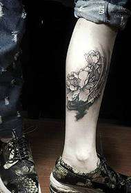 ένα σαφές μαύρο τατουάζ λουλουδιών πόδι
