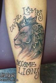 Modello di tatuaggio classico re leone sul polpaccio