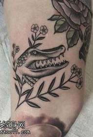 Modèle de tatouage de crocodile classique