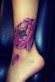 prekrasna noga boja boja ruža lubanja tetovaža uzorak