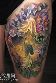 Шарена тетоважа во боја на бутовите