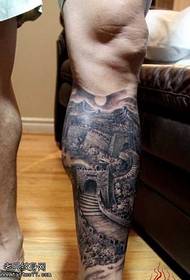 Modello di tatuaggio della grande muraglia con prepotente per le gambe