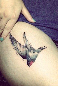 meisjesbenen met een delicate kleine zwaluw tattoo-patroon