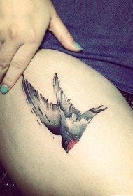 Suku budak awéwé kalayan pola tattoo ngelek anu alus