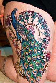 女性大腿精美时尚好看的蓝孔雀纹身图
