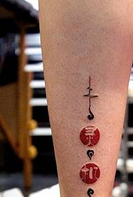 modello di tatuaggio totem gamba molto interessante