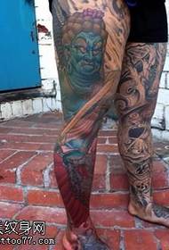 Matkapuhelimen kuningas tatuointi jalassa