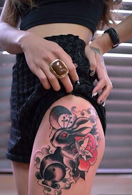 modèle de tatouage de lapin belle et belle jambes de la fille