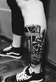 Immagine innovativa del tatuaggio del totem in bianco e nero della gamba