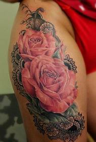 blomstrende rose tatoveringsmønster på låret