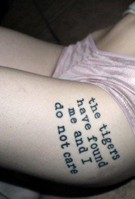 Tatuatge de l'alfabet anglès sexy amb cuixes