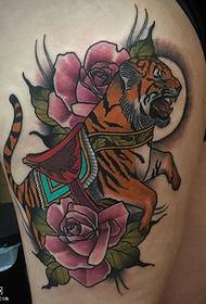 Стегна пофарбовані татуювання троянди візерунок
