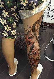 i pantaloni a fiori con tatuaggio a gamba di fiore sono perfetti