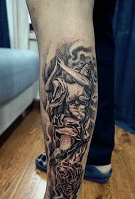 classica immagine del tatuaggio totem che copre l'intero polpaccio