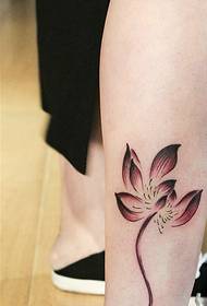 Tatuatge de tatuatge de lotus bonic i bonic per al vedell