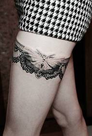 時尚女性的腿美麗和美麗的蕾絲蝴蝶紋身