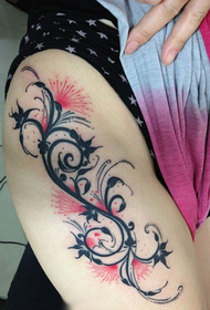 dievčenská noha krásne tetovanie kvetina totem viniča