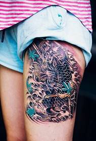 Beauty Squid auf dem Oberschenkel Tattoo