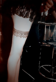 mudellu di tatuaggi di lace in gambe lunghe sexy