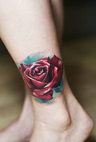 снимка на татуировка с червена роза, падаща върху крака