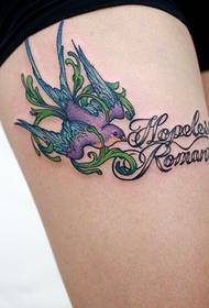красива жінка почуття на стегні ластівка татуювання малюнок