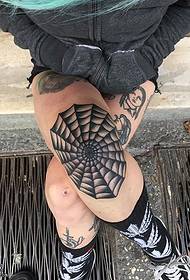 Pauk web tetovaža na koljenu