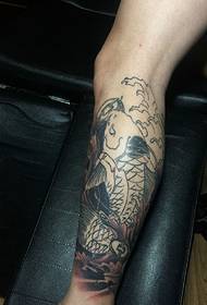 დამალული პატარა პატარა squid tattoo ფეხი