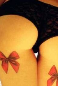 Ładny wzór tatuażu na nogach czerwona kokarda