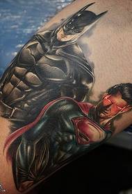 Superman tatueringsmönster på låret