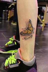 picioare ca un model de tatuaj fluture zburător