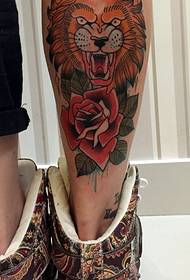 татуировка в виде головы льва и красивого цветка
