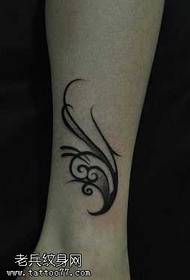 Kaunis totem-tatuointikuvio jaloissa
