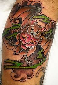 Patrón de tatuaje de monstruo pequeño pintado de pierna