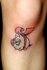 slatka simpatična svinjska tetovaža uzorak ispod koljena