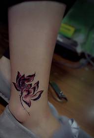 bacağında zarif ve asil bir lotus dövme resmi düşüyor