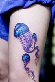 fermoso e fermoso patrón de tatuaxe de medusas para as pernas femininas