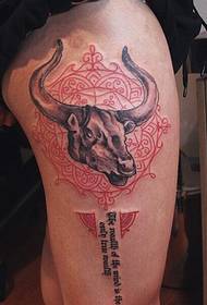 cor de pernas patrón de tatuaxe de cabeza de vaca