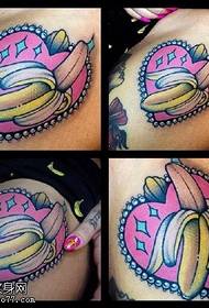 Skemo de tatuado de banano sur la femuro
