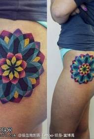 Motif de tatouage de belle fleur cool