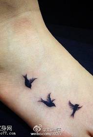 Padrão de tatuagem de pássaro voador
