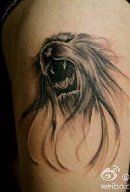 Tatuaggio leone gamba