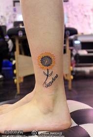 Kaki realistis pola tato bunga matahari segar kecil