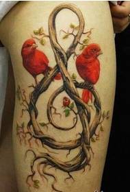 Piernas femeninas sexy con bonitas notas y una imagen de tatuaje de pájaro