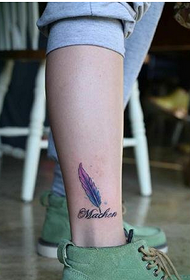 Immagine variopinta dell'immagine del tatuaggio della lettera della piuma di bello modo delle gambe